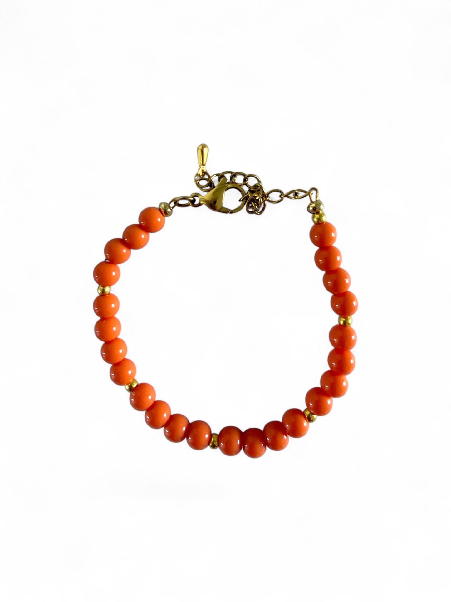 De Sandie armband is stainless steel en handgemaakt met oranje kralen.