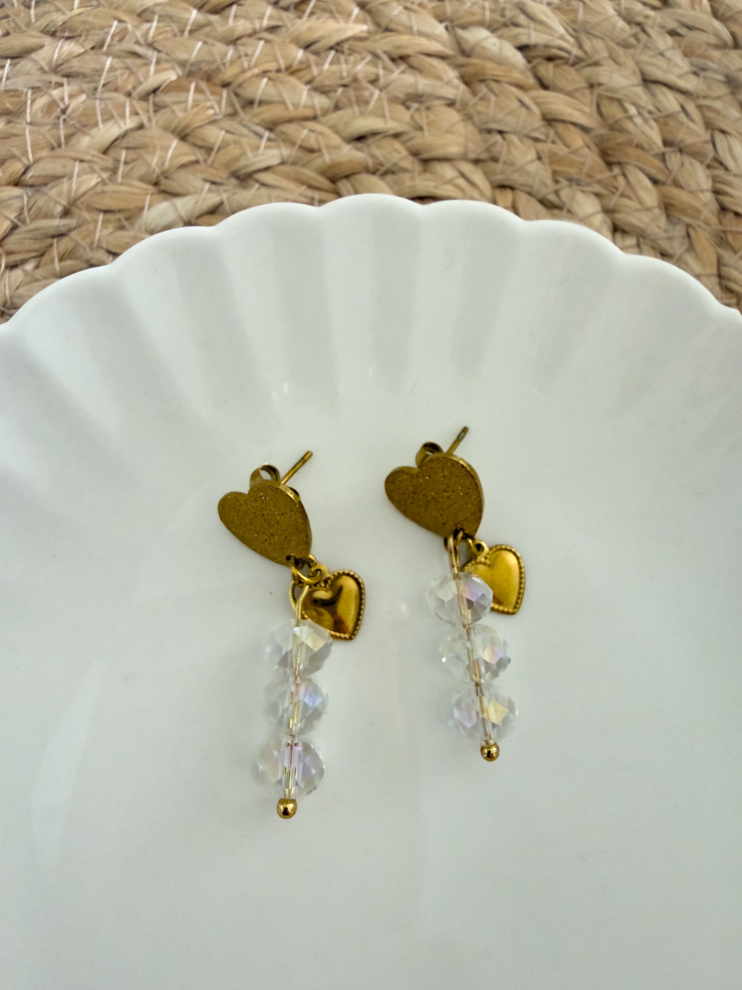 Celeste gouden stainless steel hartjes oorstekers met witte kralen