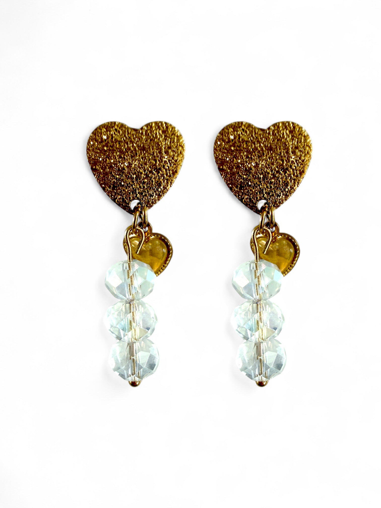 Celeste gouden stainless steel hartjes oorstekers met witte kralen