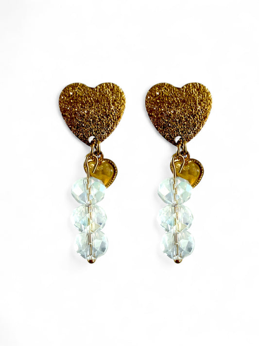 Celeste gouden stainless steel hartjes oorstekers met witte kralen