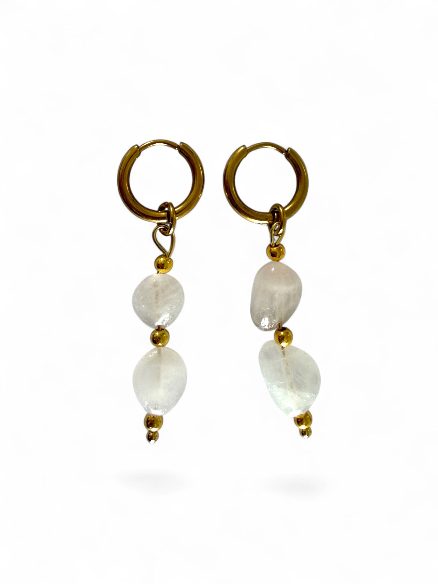 Elara Hoops gouden stainless steel oorbellen met roze natuursteen kralen