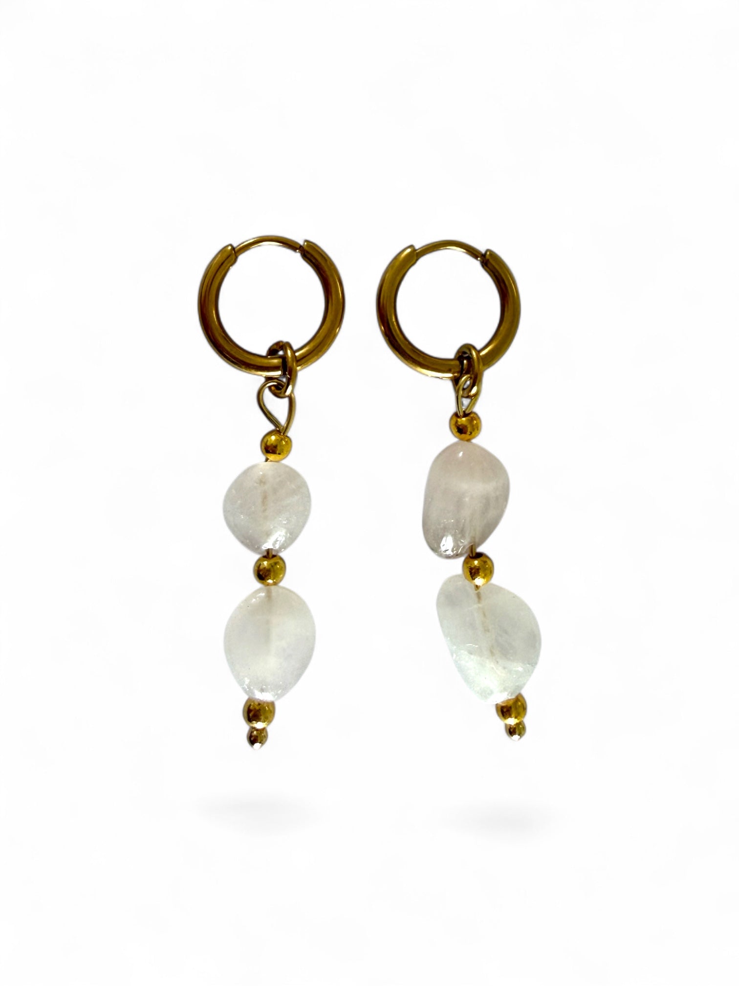 Elara Hoops gouden stainless steel oorbellen met roze natuursteen kralen