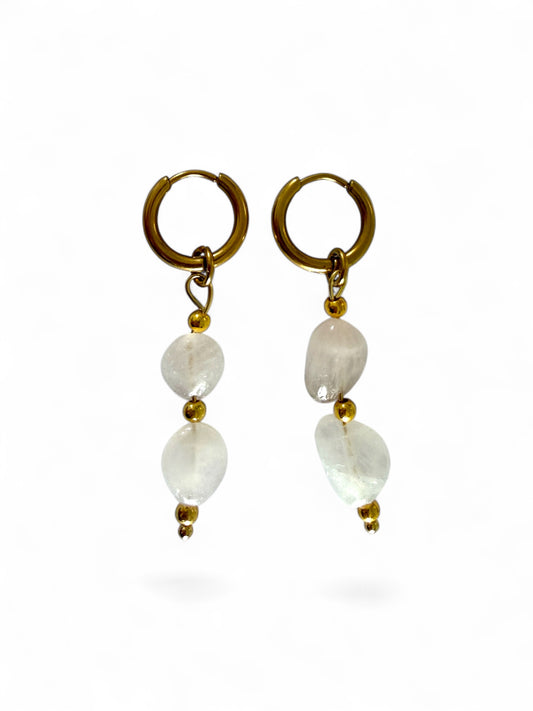 Elara Hoops gouden stainless steel oorbellen met roze natuursteen kralen