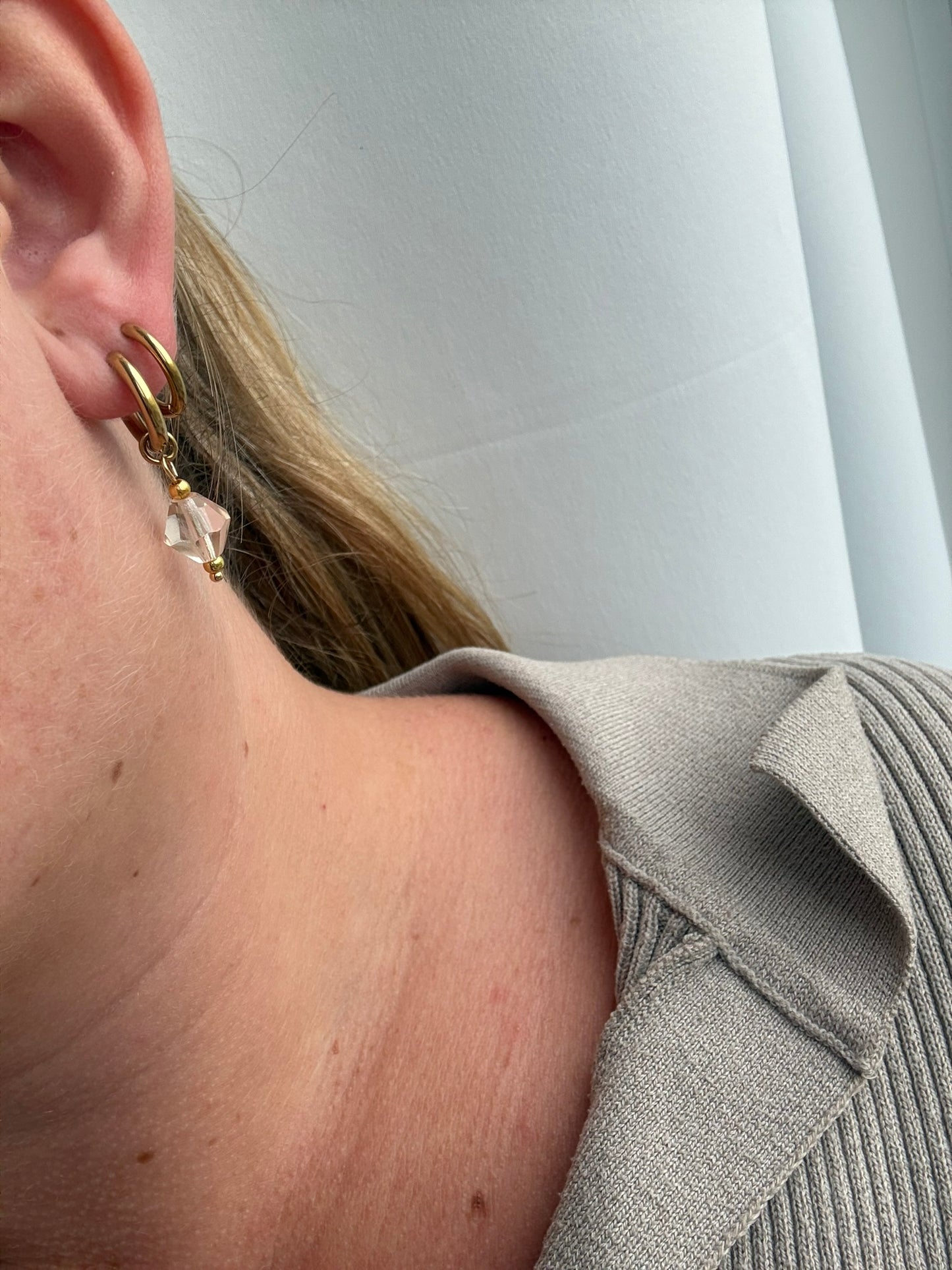 Nova Hoops gouden stainless steel oorbellen met transparante facetkralen